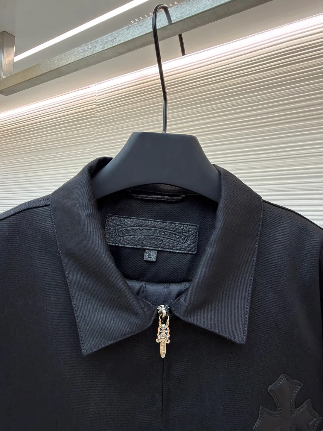 Chrome Hearts solid color logo patch lapel jacket ●Original version: purchased and developed by 13730 ●Item number: 1681764-B75 ●Fabric: leather fabric ●Technology: patch production ●Color: black ●Version: fitted version ●Weight: about 1020 grams ●Size: S-M-L-XL ●Description: Made of high-density matte fabric, treated with anti-wrinkle shaping technology, it has both stiffness and drape texture, smooth touch and not easy to pilling. The body is decorated with the brand's iconic cross embroidery, which is created through three-dimensional quilting embroidery technology. The pattern is full of layers and clear texture, which is both recognizable and refined. The cuffs are spliced ​​with leather labels and fixed by heat-pressing lamination technology to enhance texture and durability. The version is loosely cut, with metal zipper + decorative pendant, which makes it easy to put on and take off and enhances the details; the cuff button adjustment design adapts to different arm circumferences, and the hem is naturally edged to ensure a neat fit. The stitching of the whole garment is neat, with no exposed threads at the splicing points. The size is measured manually (an error of 1-3CM is normal). The craftsmanship balances the dark style and practical wearability. It is a single product with both styling and practicality. The overall wiring is straight and delicate, the fabric is comfortable and soft, and the color is consistent without color difference. It can be matched with the same style to create a fashionable look and control various occasions. Customized accessories, complete with three standards, same style for men and women!